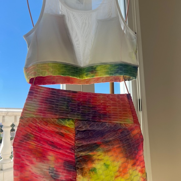 Colorful two-piece scrunch butt legging set size medium. - Picture 6 of 6